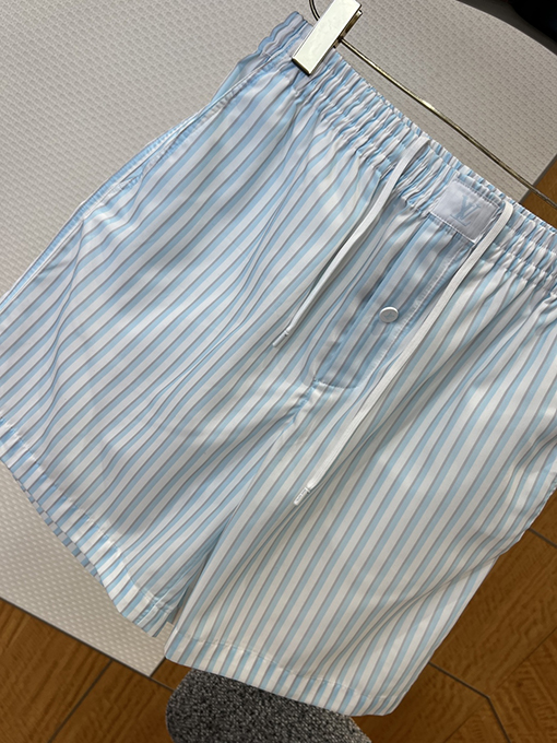 ルイヴィトン ストライプ柄の半袖シャツとショートパンツのセット