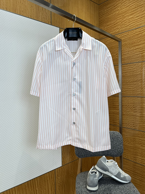 ルイヴィトン ストライプ柄の半袖シャツとショートパンツのセット
