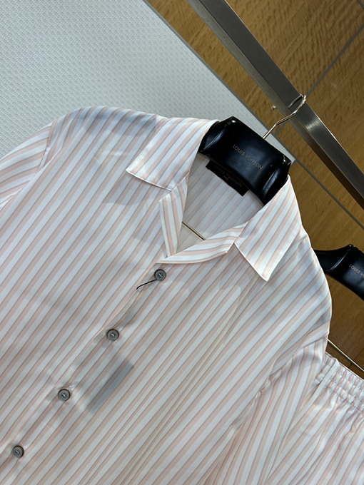 ルイヴィトン ストライプ柄の半袖シャツとショートパンツのセット