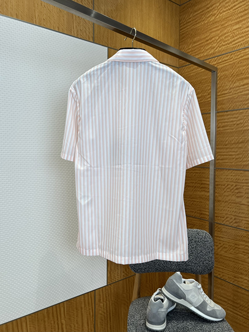 ルイヴィトン ストライプ柄の半袖シャツとショートパンツのセット