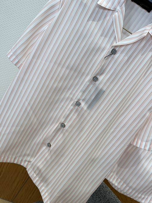 ルイヴィトン ストライプ柄の半袖シャツとショートパンツのセット