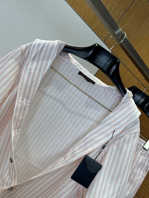 ルイヴィトン ストライプ柄の半袖シャツとショートパンツのセット