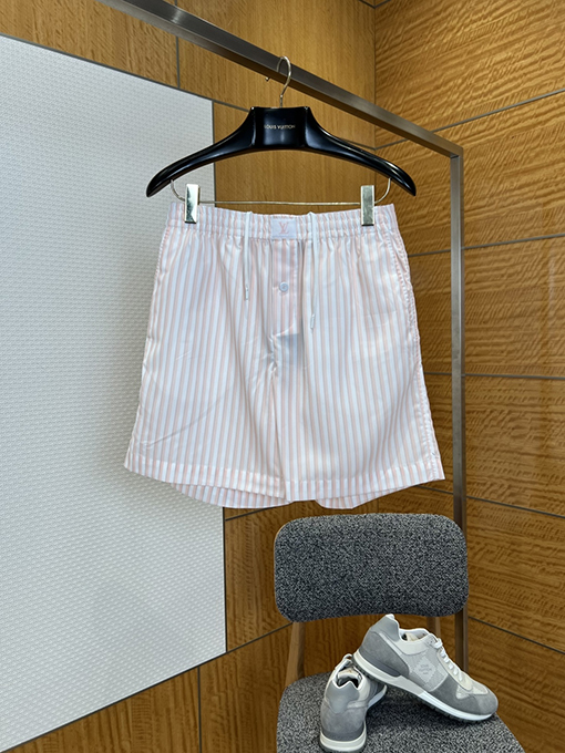 ルイヴィトン ストライプ柄の半袖シャツとショートパンツのセット