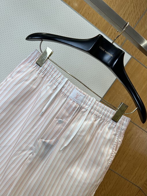 ルイヴィトン ストライプ柄の半袖シャツとショートパンツのセット