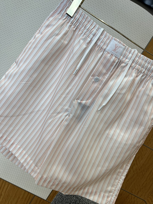 ルイヴィトン ストライプ柄の半袖シャツとショートパンツのセット