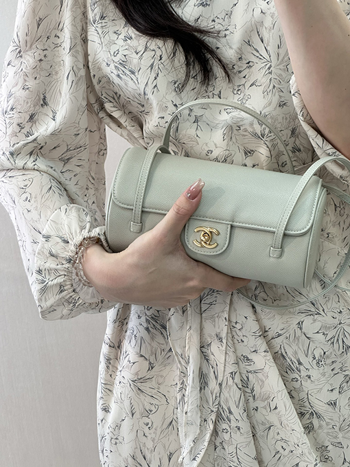 シャネル レディース押しをしたグレインカーフスキンバッグ