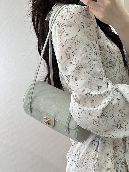 シャネル レディース押しをしたグレインカーフスキンバッグ