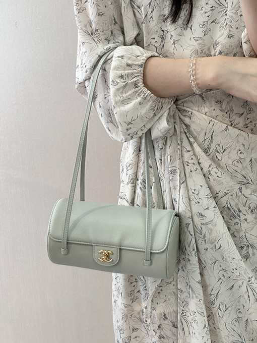 シャネル レディース押しをしたグレインカーフスキンバッグ