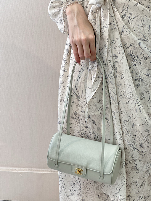 シャネル レディース押しをしたグレインカーフスキンバッグ