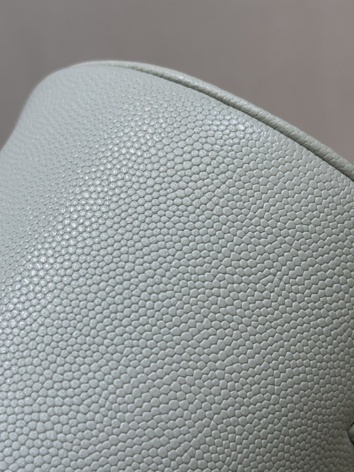 シャネル レディース押しをしたグレインカーフスキンバッグ