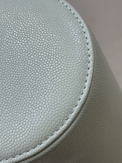 シャネル レディース押しをしたグレインカーフスキンバッグ