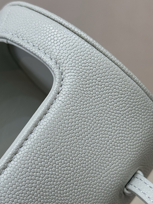 シャネル レディース押しをしたグレインカーフスキンバッグ