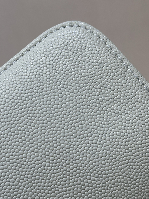 シャネル レディース押しをしたグレインカーフスキンバッグ