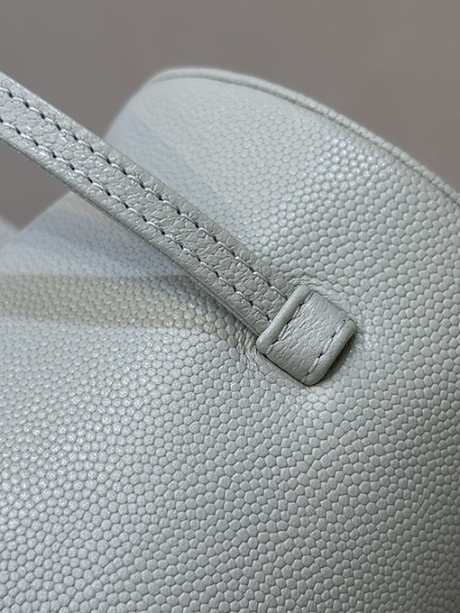 シャネル レディース押しをしたグレインカーフスキンバッグ