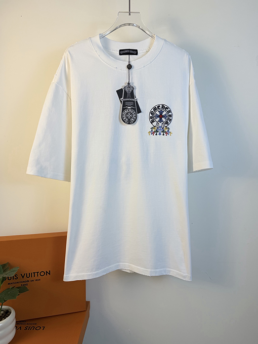 クロムハーツ 前面と背面に万ステッチのベルリンドアップリケ刺繍をした半袖Tシャツ