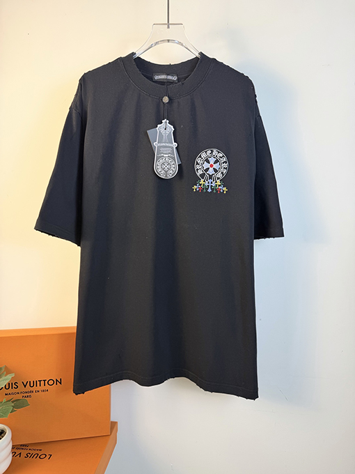 クロムハーツ 前面と背面に万ステッチのベルリンドアップリケ刺繍をした半袖Tシャツ