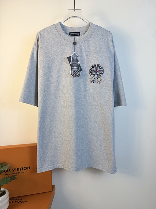 クロムハーツ 前面と背面に万ステッチのベルリンドアップリケ刺繍をした半袖Tシャツ