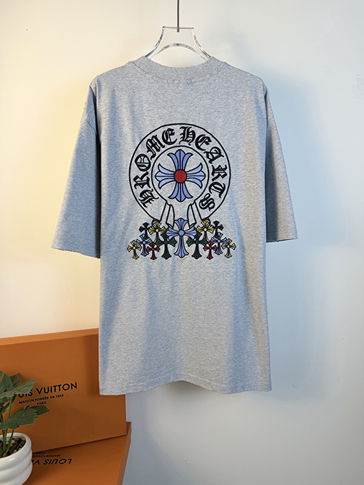 クロムハーツ 前面と背面に万ステッチのベルリンドアップリケ刺繍をした半袖Tシャツ