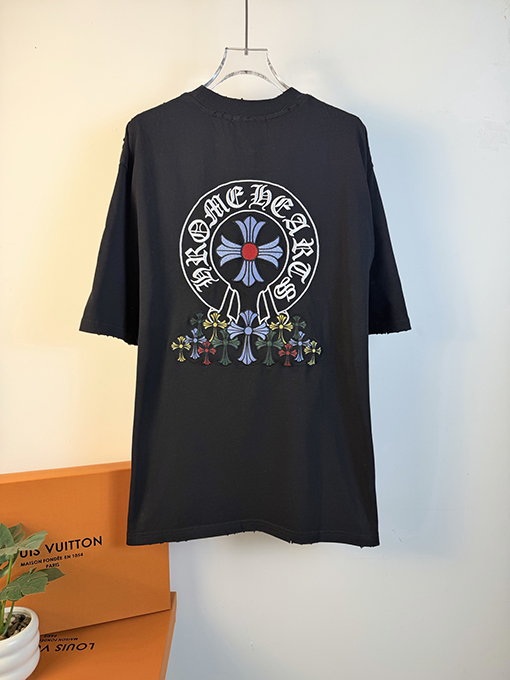 クロムハーツ 前面と背面に万ステッチのベルリンドアップリケ刺繍をした半袖Tシャツ