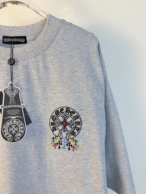 クロムハーツ 前面と背面に万ステッチのベルリンドアップリケ刺繍をした半袖Tシャツ