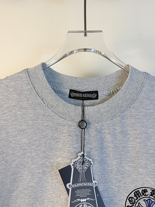 クロムハーツ 前面と背面に万ステッチのベルリンドアップリケ刺繍をした半袖Tシャツ