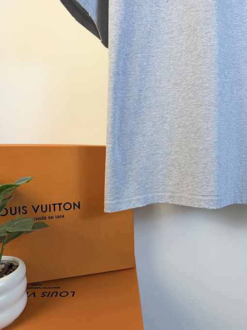 クロムハーツ 前面と背面に万ステッチのベルリンドアップリケ刺繍をした半袖Tシャツ