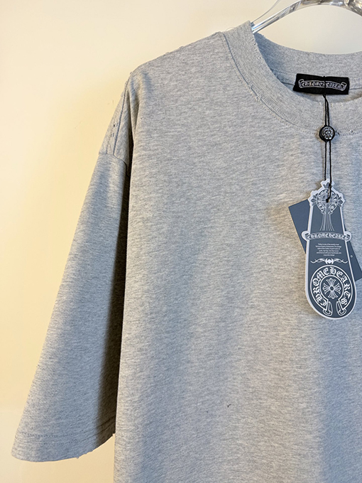 クロムハーツ 前面と背面に万ステッチのベルリンドアップリケ刺繍をした半袖Tシャツ