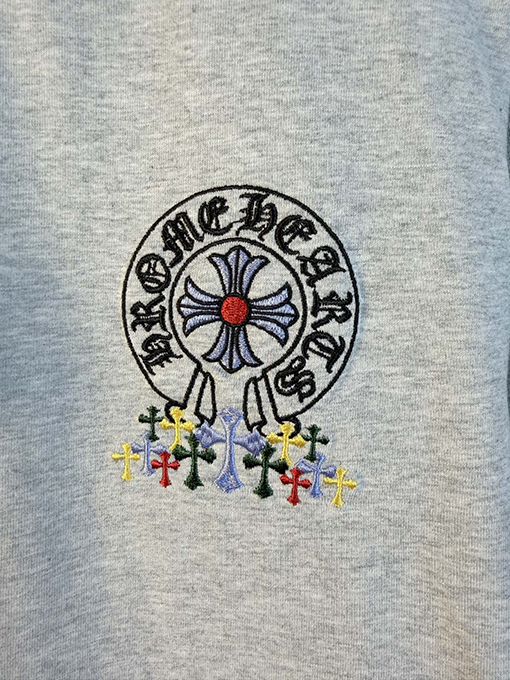 クロムハーツ 前面と背面に万ステッチのベルリンドアップリケ刺繍をした半袖Tシャツ