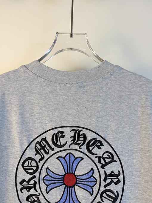 クロムハーツ 前面と背面に万ステッチのベルリンドアップリケ刺繍をした半袖Tシャツ