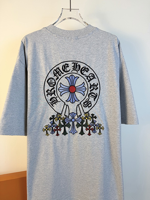 クロムハーツ 前面と背面に万ステッチのベルリンドアップリケ刺繍をした半袖Tシャツ