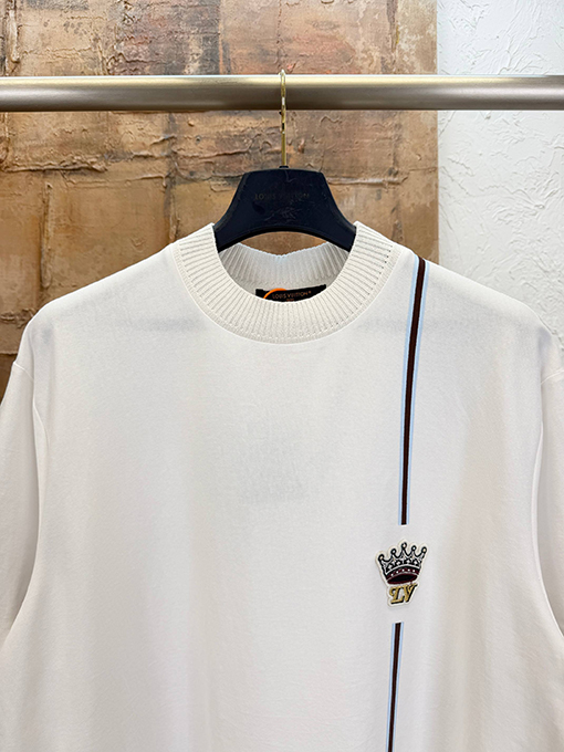 ルイヴィトン クラウンロゴ入りニットネックラインの半袖Tシャツ