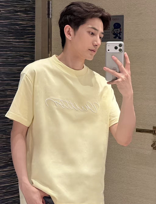 ルイヴィトン アーティスティックなロゴ刺繍入り半袖Tシャツ