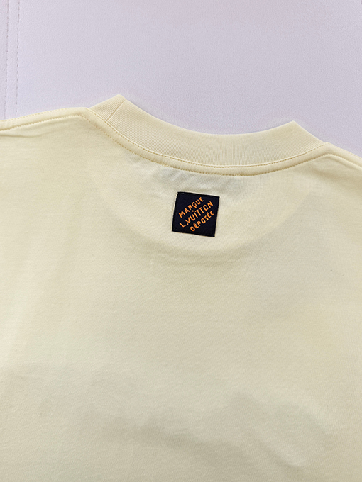 ルイヴィトン アーティスティックなロゴ刺繍入り半袖Tシャツ