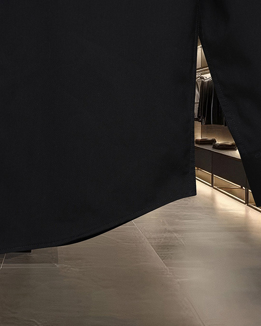 ルイヴィトンブランドコピー LV 胸に刺繍ロゴが入ったクラシックなスタイルの長袖シャツ