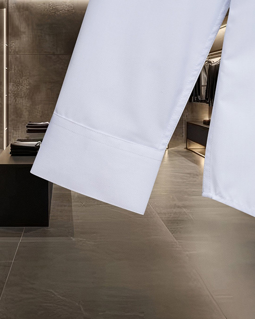 モンクレール 文字ロゴ刺繍入りの長袖シャツ