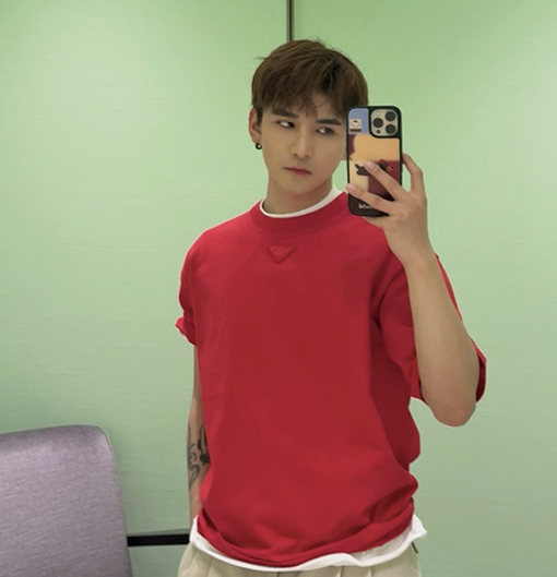 プラダ 三角形のパッチが付いたウォッシュの半袖Tシャツ