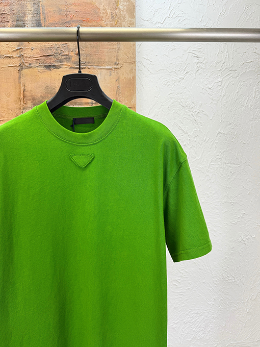 プラダ 三角形のパッチが付いたウォッシュの半袖Tシャツ