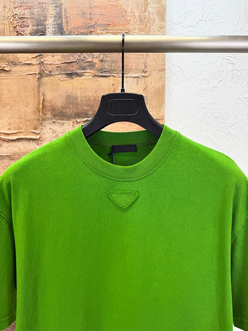 プラダ 三角形のパッチが付いたウォッシュの半袖Tシャツ