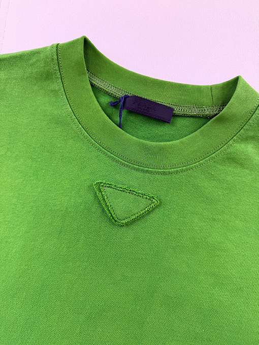 プラダ 三角形のパッチが付いたウォッシュの半袖Tシャツ