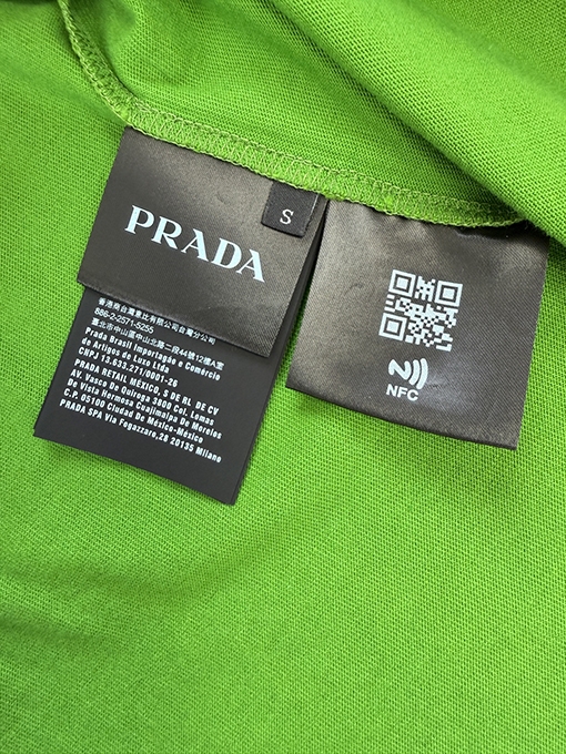 プラダ 三角形のパッチが付いたウォッシュの半袖Tシャツ