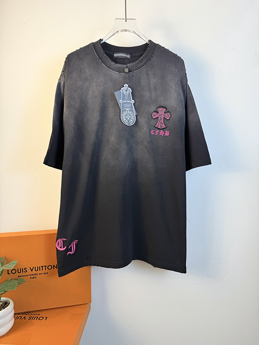 クロムハーツ 前面と背面に万ステッチのベルリンドアップリケ刺繍をした半袖Tシャツ