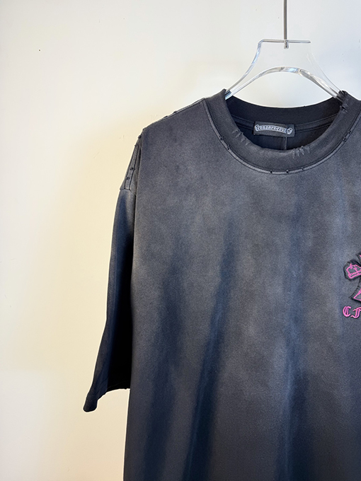 クロムハーツ 前面と背面に万ステッチのベルリンドアップリケ刺繍をした半袖Tシャツ