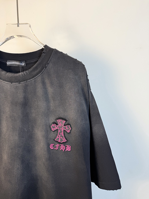 クロムハーツ 前面と背面に万ステッチのベルリンドアップリケ刺繍をした半袖Tシャツ