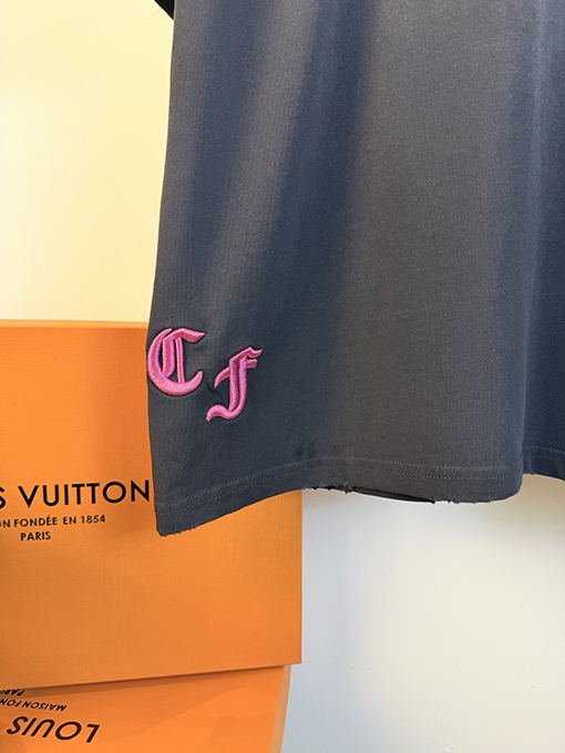 クロムハーツ 前面と背面に万ステッチのベルリンドアップリケ刺繍をした半袖Tシャツ