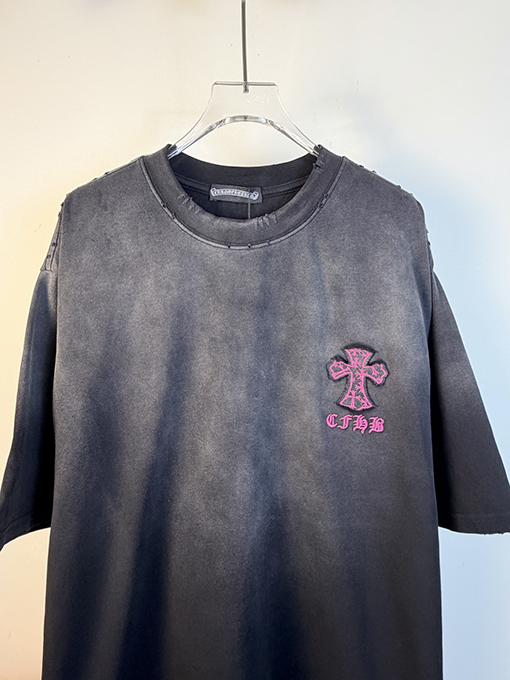 クロムハーツ 前面と背面に万ステッチのベルリンドアップリケ刺繍をした半袖Tシャツ