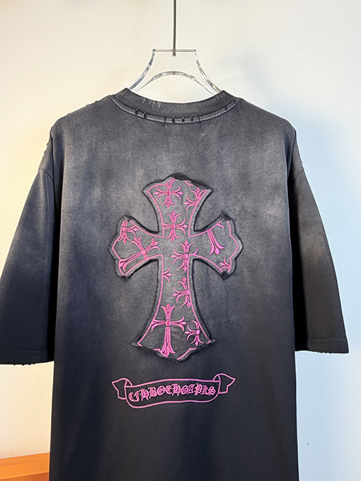 クロムハーツ 前面と背面に万ステッチのベルリンドアップリケ刺繍をした半袖Tシャツ