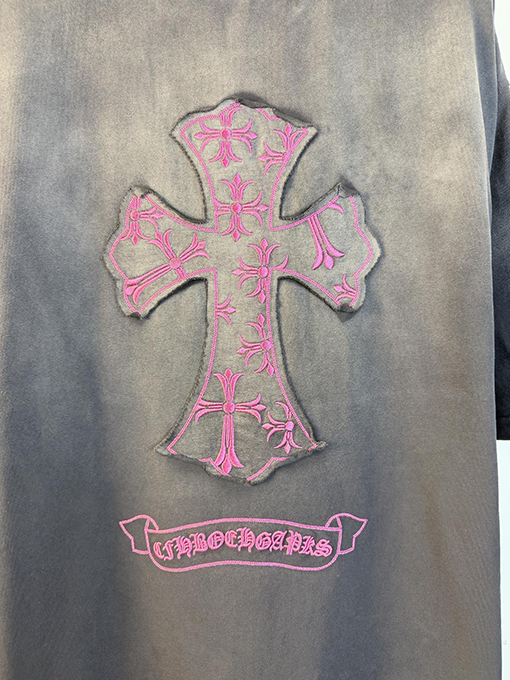 クロムハーツ 前面と背面に万ステッチのベルリンドアップリケ刺繍をした半袖Tシャツ