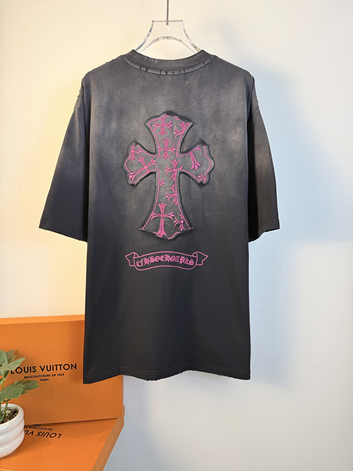 クロムハーツ 前面と背面に万ステッチのベルリンドアップリケ刺繍をした半袖Tシャツ