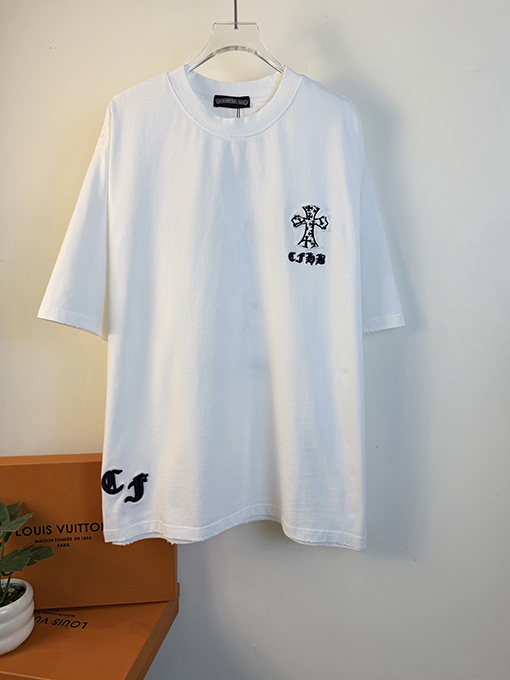 クロムハーツ 前面と背面に万ステッチのベルリンドアップリケ刺繍をした半袖Tシャツ