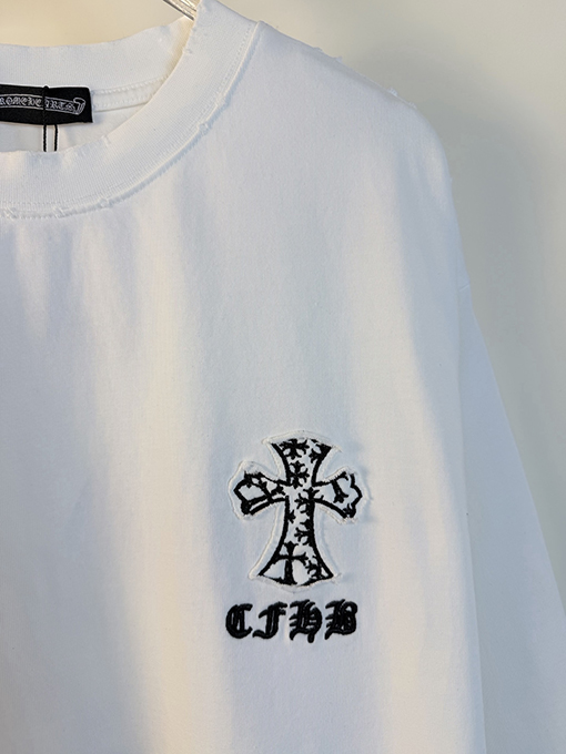クロムハーツ 前面と背面に万ステッチのベルリンドアップリケ刺繍をした半袖Tシャツ